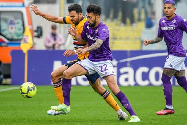 italian soccer Serie A match - ACF Fiorentina vs UC Sampdoria Sampdoria s Mehdi fights for the ball against LerisFiorentina s Nicolas Gonzalez during ACF Fiorentina vs UC Sampdoria, italian soccer Serie A match in Florence, Italy, April 30 2023 Florence Artemio Franchi stadium Italy Copyright: xFabioxFagiolinix xLiveMediax LPS_920710
