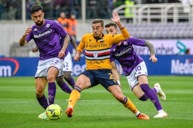 italian soccer Serie A match - ACF Fiorentina vs UC Sampdoria Sampdoria s Harry Winks fights for the ball against Fiorentina s Gaetano Castrovilli and Fiorentina s Nicolas Gonzalez during ACF Fiorentina vs UC Sampdoria, italian soccer Serie A match in Florence, Italy, April 30 2023 Florence Artemio Franchi stadium Italy Copyright: xFabioxFagiolinix xLiveMediax LPS_920717