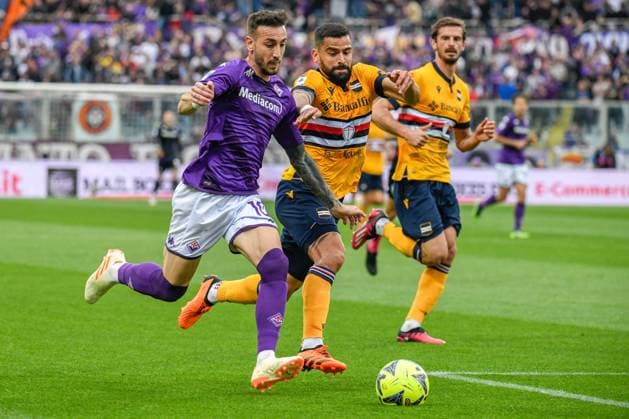 italian soccer Serie A match - ACF Fiorentina vs UC Sampdoria Fiorentina s Gaetano Castrovilli hampered by Sampdoria s Tomas Rincon during ACF Fiorentina vs UC Sampdoria, italian soccer Serie A match in Florence, Italy, April 30 2023 Florence Artemio Franchi stadium Italy Copyright: xFabioxFagiolinix xLiveMediax LPS_920729