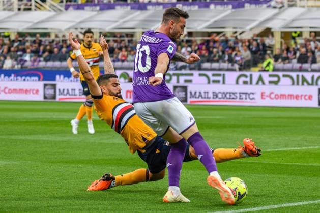 italian soccer Serie A match - ACF Fiorentina vs UC Sampdoria Fiorentina s Gaetano Castrovilli hampered by Sampdoria s Tomas Rincon during ACF Fiorentina vs UC Sampdoria, italian soccer Serie A match in Florence, Italy, April 30 2023 Florence Artemio Franchi stadium Italy Copyright: xFabioxFagiolinix xLiveMediax LPS_920733