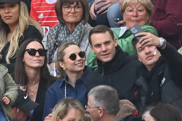Manuel NEW goalkeeper Bayern Muenchen with girlfriend Anika BISSEL on the tribune, make selfies Football 1 Bundesliga season 2022 2023, 30 matchday, Spieltag30, FC Bayern Muenchen Hertha BSC Berlin 2 0 on 30 04 2023, A L L I A N Z A R E N A