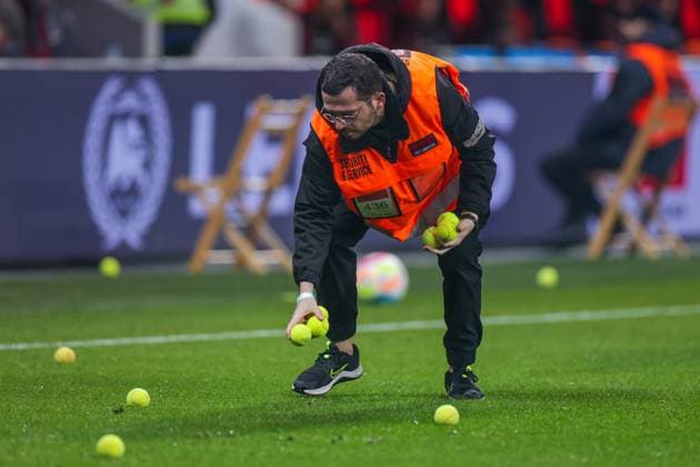 05 05 2023, Football, 2022 2023 season, 1 Bundesliga, 31 match day, Bayer 04 Leverkusen 1 FC Köln, 1 FC Köln fans throw numerous tennis balls onto the pitch, which have to be picked up by stewards, Leverkusen BayArena NRW Germany xRHR PHOTO DEx Copyright: DennisxEwert RHR-FOTOx RHR-FOTO DE