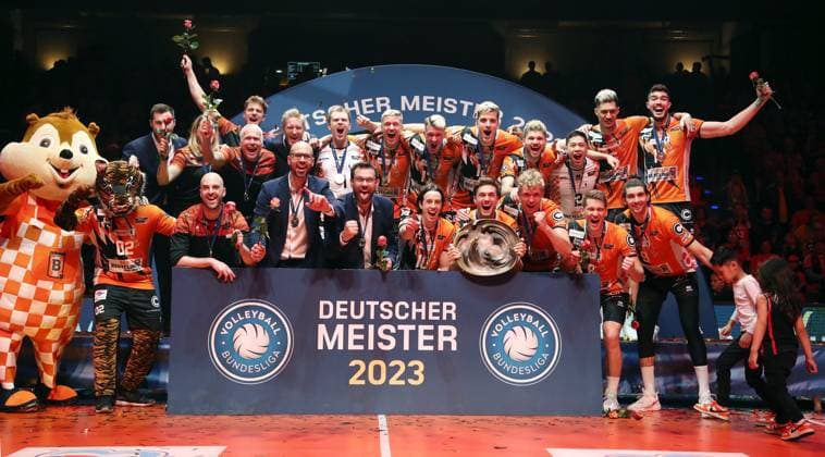 German champion BR Volleys, team photo Co coach Lucio Oro, coach Cedric Enard, Adam Kowalski, Antti Ronkainen, Marek Sotola, Angel Trinidad, Saso Stalekar, Ruben Schott, Satoshi Tsuiki, Nehemiah Mote, Matheus Krauchuk, Timothee Carle, Anton Brehme, Cody Kessel with trophy, Johannes Tille Sports Volleyball Playoff Final 3 Game Bundesliga Men Season 2022 2023 06 05 2023 BR Volleys Berlin BRV vs VfB Friedrichshafen.