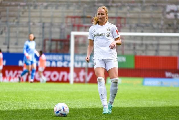 Glodis Perla Viggosdottir FC Bayern Munich Glodis Perla Viggosdottir FC Bayern Munich 19 matchday of the Flyeralarm Womens Bundesliga season 2022 2023 SGS Essen Sportgemeinschaft Essen Schönebeck 19 68 e V against FC Bayern Munich Bremen on 6 May 2023 at the stadium on Hafenstraße in Essen North Rhine Westphalia Germany final score 1 2 before 3 6980 spectators