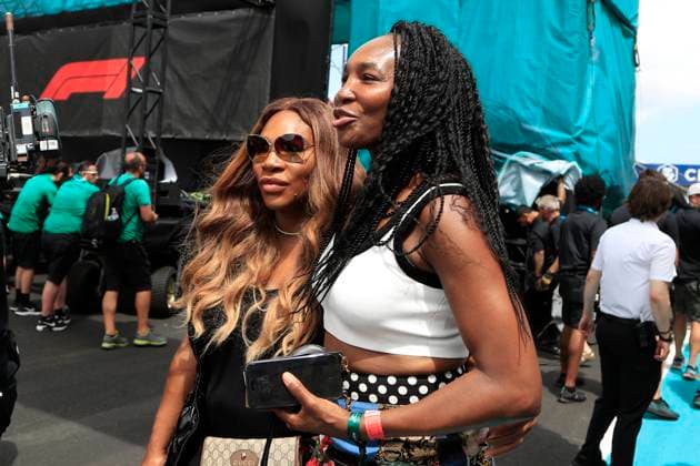 Sport Bilder des Tages MIAMI GARDENS, FL - MAY 07: Venus and Serena Williams walk on the grid prior to the running of the Formula 1 Crypto.com Miami Grand Prix at Miami International Autodrome in Miami Gardens, FL. (Photo by Jeff Robinson Icon Sportswire) AUTO: MAY 07 F1 Crypto.com Miami Grand Prix EDITORIAL USE ONLY Icon23050733021