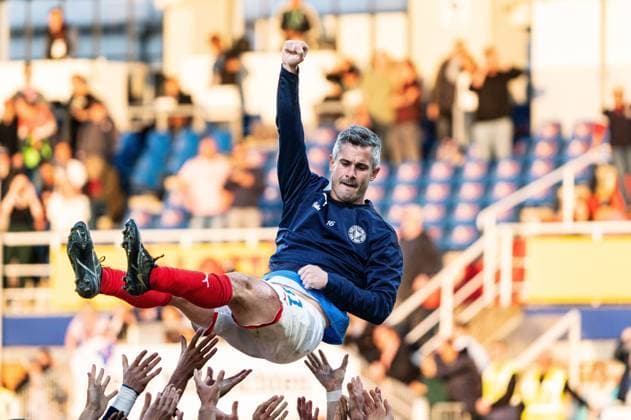 Teammates lift Fin Bartels Holstein Kiel, 31 in the air Holstein Kiel vs FC St Pauli, Football, 2 Bundesliga, Matchday 33, Season 2022 23, 19 05 2023 DFL REGULATES PROHIBIT ANY USE OF PHOTOGRAPHS AS IMAGE SEQUENCES AND OR QUASI VIDEO Holstein Kiel vs FC St Pauli, Football, 2 Bundesliga, Matchday 33, Season 2022 23, 19 05 2023 Kiel Copyright: xEibner-Pressefoto MarcelxvonxFehrnx EP_EER