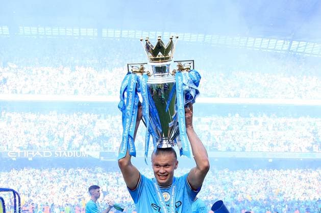 Fußball Premier League Manchester City gegen Chelsea 21. Mai 2023 Premier League Manchester City gegen Chelsea Erling Haaland von Manchester City balanciert die Trophäe auf seinem Kopf Foto Simon Stacpoole Abseits Manchester UK  Copyright: xSimonxStacpoolexOffside