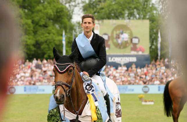 Photo of the winner Marvin Jüngel GER on the horse Balous Erbin Pferdesport, 92 Dt Springderby in Hamburg , Klein Flottbek Final , on Sun 21 05 2022
