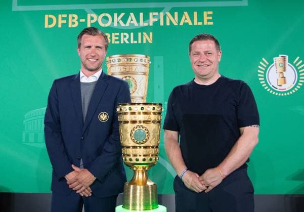Football, men, season 2022 2023, DFB Pokal final, Cup Handover, f l Sport Board Markus Krösche Eintracht Frankfurt , Managing Director Sport Max Eberl RB Leipzig with Cup, 22 05 2023, Copyright: xSebastianxRäppold MatthiasxKochx