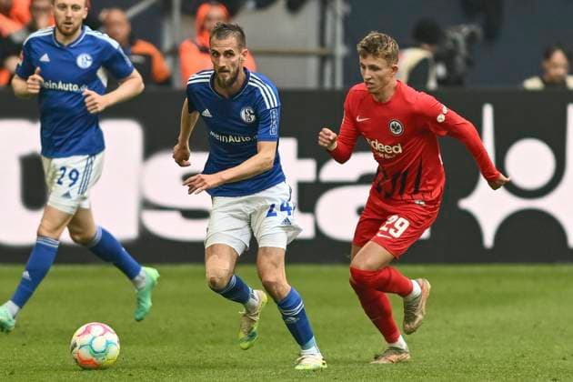 v left fighting for the ball Dominick Drexler 24, 1 FC Schalke 04 Jesper Lindstrom 29, Eintracht Frankfurt 20 05 2023 Football FC Schalke 04 vs Eintracht Frankfurt , Veltins Arena, Gelsenkirchen, DFB DFL REGULATIONS PROHIBIT ANY USE OF PHOTOGRAPHS AS IMAGE SEQUENCES AND OR QUASI VIDEO NRW Germany Copyright: xpepphotox xHorstxMauelshagenx pep00321, pep_20230520_hm