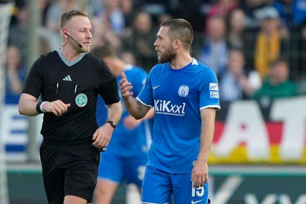 22 05 2023, Hänsch Arena, Meppen, GER, 3 Liga, 37 Spieltag SV Meppen vs Dynamo Dresden, referee Lars Erbst with Markus Ballmert SV Meppen 15 DFL REGULATIONS PROHIBIT ANY USE OF PHOTOGRAPHS AS IMAGE SEQUENCES AND OR QUASI VIDEO Meppen Niedersachsen Germany Hänsch Arena
