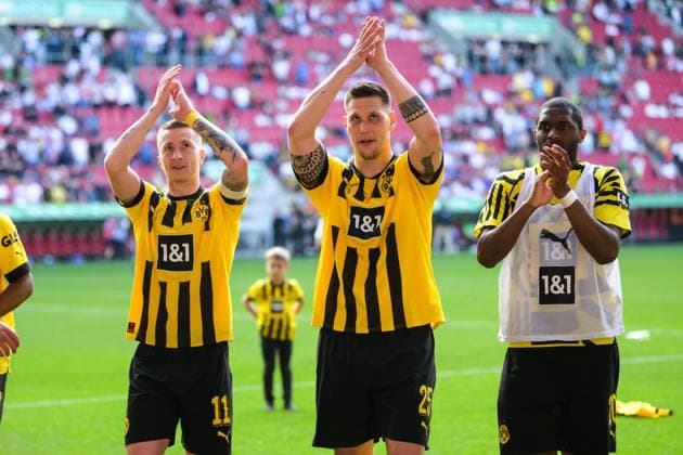 Soccer, 1 Bundesliga, 20230521, FC Augsburg BV Borussia Dortmund In picture Marco REUS BV Borussia Dortmund, 11 , Niklas SÜLE BV Borussia Dortmund, 25 and Anthony MODESTE BV Borussia Dortmund, 20 celebrate victory in front of fans Augsburg WWK Arena Bayern Germany Copyright: Passion2Press MarkusxFischerx