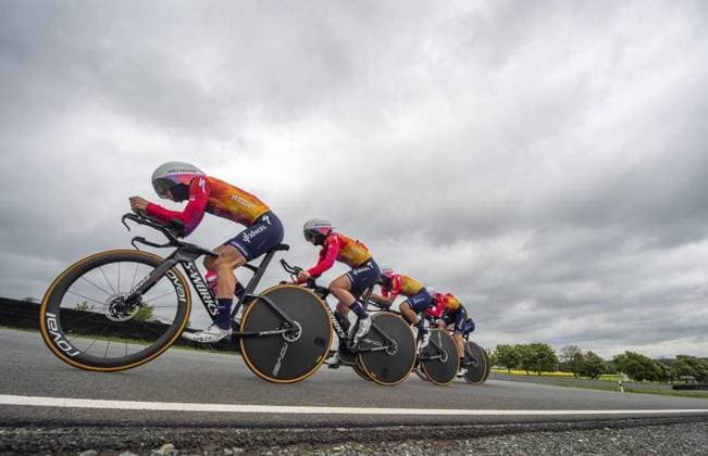 <p>23 05 2023-Schleiz: Radsport 35. LOTTO Thüringen Ladies Tour 2023 1. Etappe - Rund um Schleiz Mannschaftszeitfahren 9,1 Kilometer im Foto: Das Team von SD Worx auf dem Kurs vom Schleizer Dreieck beim Einfahren vor dem Rennen ( Deutschland Thueringen Schleiz Copyright: SaschaxFromm