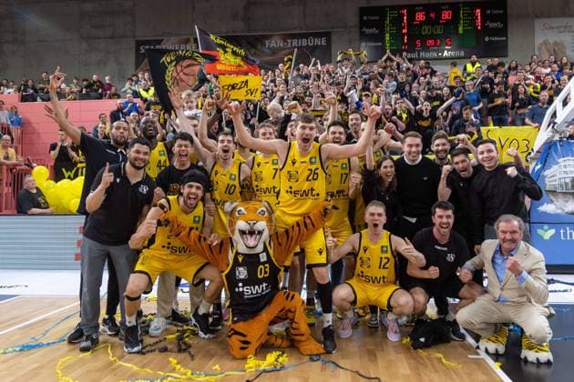 The team of Tigers Tuebingen cheers after the victory and the resulting sport promotion to the Easy Credit Basketball Bundesliga ¨¨Tigers Tuebingen vs PS Karlsruhe Lions, 2 basketball, Bundesliga, Pro A, Barmer 2 basketball, playoffs, semifinal game 3, season 2022 2023, 23 05 2023, ¨¨ Tigers Tuebingen PS Karlsruhe Lions, basketball, 2 Bundesliga, Barmer 2 basketball, playoffs, semifinal game 3, season 2022 2023, 23 05 2023 Copyright: xDennisxDuddek xEibnerxPressefotox EP_DDK