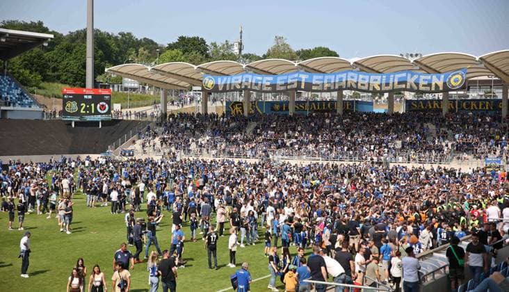 27 05 2023, football, men, 3 league, season 2022 2023, 1 FC Saarbrücken FC Viktoria Köln, fans of 1 FC Saarbrücken storm the pitch despite missing promotion to 2 Liga Saarbrücken Ludwigsparkstadion Saarland Germany EN