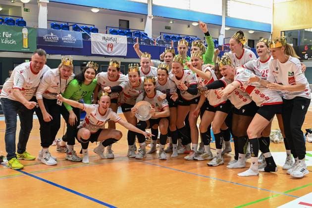 The HSV Solingen Graefrath team celebrates the championship of the 2 Handball Bundesliga Frauen and promotion to the 1 Handball FrauenBundesliga HSV Solingen Graefrath 76 vs 1 FSV Mainz 05, Handball, 2 Bundesliga Frauen, 30 Spieltag, Saison 2022 2023, 27 05 2023 HSV Solingen Graefrath 76 vs 1 FSV Mainz 05, Handball, 2 Bundesliga Frauen, 30 Spieltag, Saison 2022 2023, 27 05 2023 Solingen Copyright: xEibner-Pressefoto ThomasxHaeslerx EP_EER