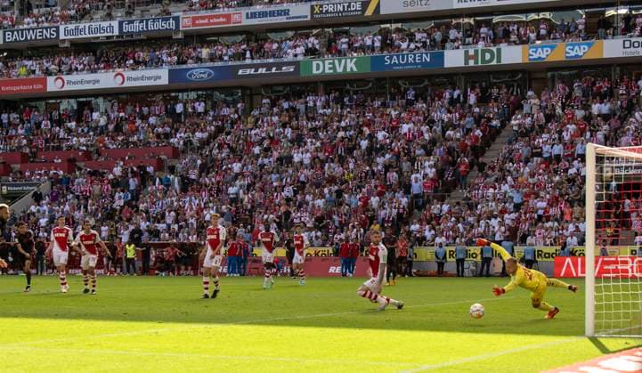 27 05 2023, Football 1 Bundesliga 2022 2023, 34 Spieltag, 1 FC Köln FC Bayern München, Rhein Energie Stadion Köln, Goal shot for the decisive winning goal for the German championship in injury time by Jamal Musiala li, FC Bayern München , re goalkeeper Marvin Schwäbe Köln without a chance DFL and DFB regulations prohibit any use of photographs as image sequences and or quasi video