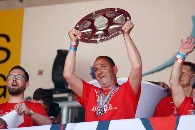 29 05 23 1 FC Heidenheim promotion celebration Bundesliga Germany, Heidenheim, 29 05 2023, football, 2 Bundesliga, 1 FC Heidenheim, promotion celebration Bundesliga Frank Schmidt coach with the championship cup