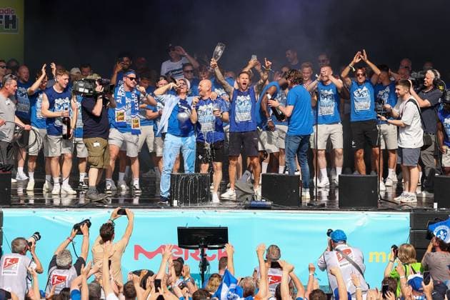 Darmstadt, 29 May 2024 v l , SV Darmstadt 98 promotion celebration v l , head coach, coach Torsten Lieberknecht SV Darmstadt 98 takes a beer shower from Tobias Kempe SV Darmstadt 98 , The team of SV Darmstadt 98 celebrates on the Big Stage, confetti, fans,mood, scarves, jerseys, emotions, Karolinenplatz, pyrotechnics, pyro, smoke, fire, riot, bengalos, smoke bombs, pirotecnica, fumo, fuoco, sparklers Copyright: JoaquimxFerreira