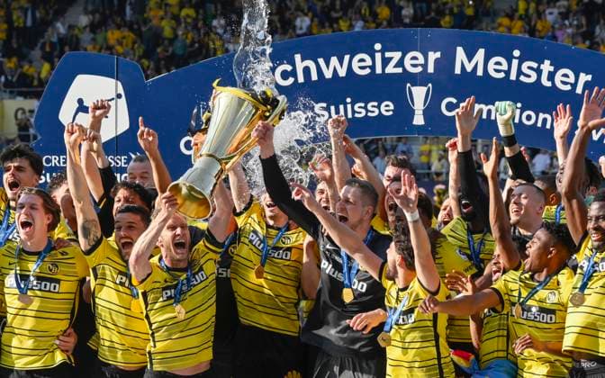 F l n r Cedric Itten, Loris Benito, Fabian Lustenberger, goalkeeper David von Ballmoos, with cup, Kastriot Imeri, Elia Meschack, Miguel Chaiwa, YB, BSC Young Boys FC Winterthur, Super League, Football, 29 05 2023