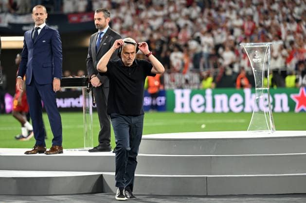 Budapest, Puskas Arena, 01 06 23, HUN, Men, UEFA Europa League, Final, 2022 2023 season, Sevilla FC AS Rome picture coach Jose MOURINHO AS Rome takes off his medal and gives it to a fan Only for editorial use Hungary
