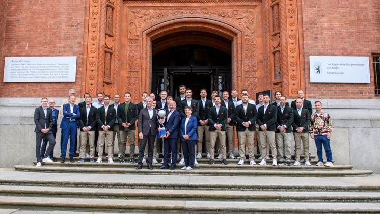 Group picture with the team of the foxes, Frank Steffel and governing mayor Kai Wegner, GER, Wegner receives foxes Berlin after their European Cup success in the Red City Hall, Handball 1 Bundesliga Maenner Saison 2022 2023, 02 06 2023, GER, Wegner receives foxes Berlin after their European Cup success in the Red City Hall, Handball 1 Bundesliga Maenner Saison 2022 2023, 02 06 2023, Foto Eibner Pressefoto Uwe Koch Berlin Copyright: xEibner-Pressefoto UwexKochx EP_UKH