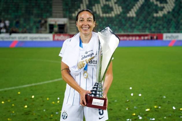 02 06 2023, St Gallen, Kybunpark, Women s Super League Final Servette FC Chenois Feminin FC Zurich Women, 5 Vanessa Bernauer Zurich poses with the trophy after their championship Final victory St Gallen kybunpark St Gallen Switzerland  Copyright: xJustPictures.ch DanielaxPorcellix