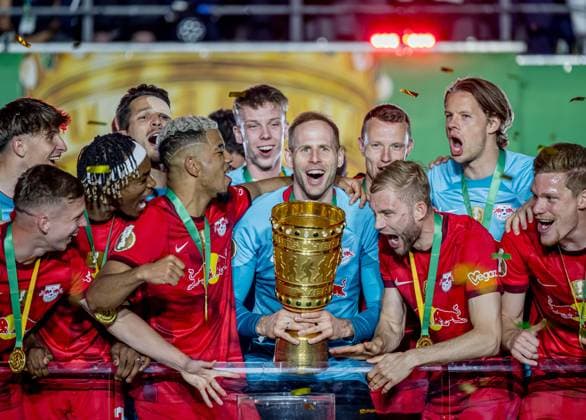 Leipzig goalkeeper Peter Gulacsi lifts the cup DFB Cup Final 2023 Eintracht Frankfurt RB Leipzig 0 2 3 June 2023 Olympiastadion, Berlin SG Eintracht Frankfurt RB Leipzig 0 2