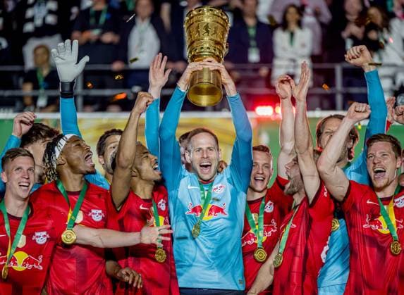Leipzig goalkeeper Peter Gulacsi lifts the cup DFB Cup Final 2023 Eintracht Frankfurt RB Leipzig 0 2 3 June 2023 Olympiastadion, Berlin SG Eintracht Frankfurt RB Leipzig 0 2