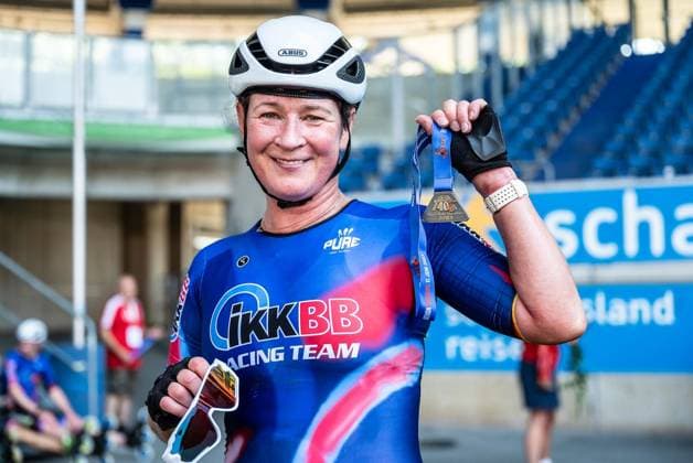<p>Claudia Pechstein zeigt am Sonntag, 11.06.2022, beim 40. Rhein-Ruhr-Marathon in Duisburg ihre Silbermedaille, die sie im Inline-Wettbewerb gewonnen hat. Deutschland NRW Duisburg Copyright: MartinxMöller