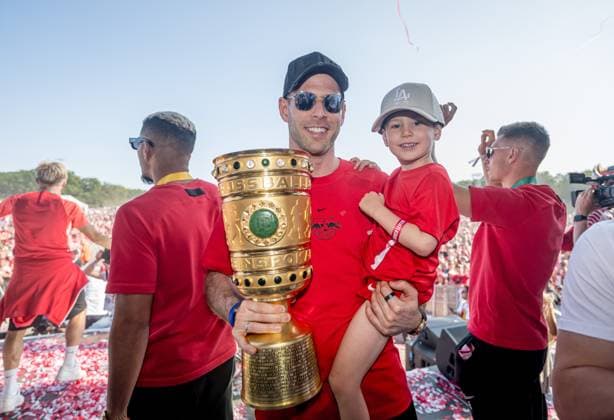The team of RB Leipzig drives with a motorcade from the new city hall of the city to the festival meadow and is expected there by thousands of fans, here goalkeeper Torhueter Peter Gulacsi celebration on the festival meadow of RB Leipzig after the DFB Cup Final 2023 against Eintracht Frankfurt 4 June 2023 festival meadow Leipzig Saxony celebration festival meadow RB Leipzig Cup Final 2023