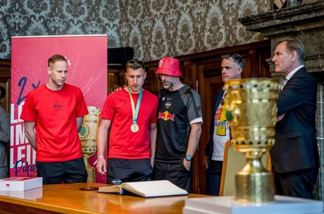 The team of RB Leipzig signs the Golden Book of the City of Leipzig in the new City Hall, here goalkeeper goalkeeper Peter Gulacsi, Willi Orban, head coach coach Marco Rose, Ulrich Wolter Board Head of Operations and Mayor Burkhard Jung reception RB Leipzig after the DFB Cup Final 2023 against Eintracht Frankfurt 4 June 2023 New City Hall, Leipzig Saxony reception RB Leipzig Cup Final 2023