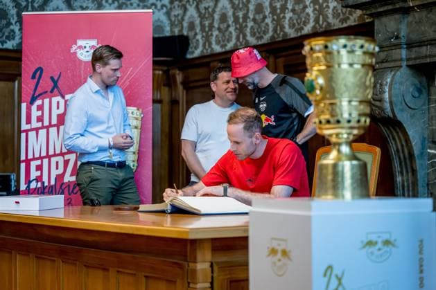 The team of RB Leipzig signs the Golden Book of the City of Leipzig in the new City Hall, here Johann Plenge Managing Director, Chief Strategy Officer CSO , Max Eberl Managing Director Sports Director Manager , Goalkeeper Goalkeeper Peter Gulacsi, Head Coach Coach Marco Rose reception RB Leipzig after the DFB Cup Final 2023 against Eintracht Frankfurt 4 June 2023 New City Hall, Leipzig Saxony reception RB Leipzig Cup Final 2023