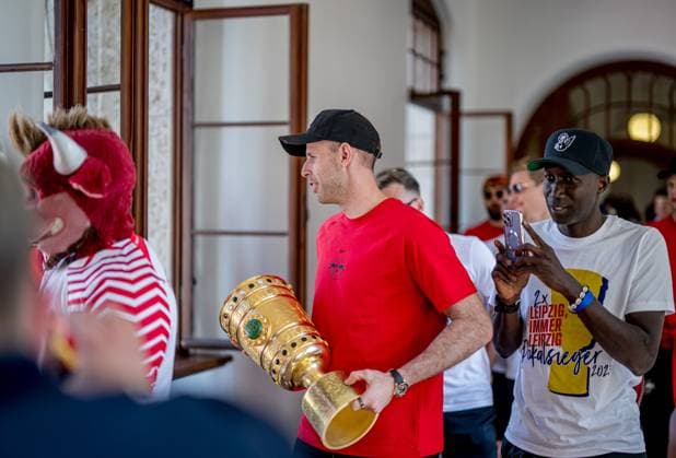 The team of RB Leipzig signs the Golden Book of the City of Leipzig in the new City Hall, here goalkeeper Goalkeeper Peter Gulacsi reception RB Leipzig after the DFB Cup Final 2023 against Eintracht Frankfurt 4 June 2023 New City Hall, Leipzig Saxony reception RB Leipzig Cup Final 2023