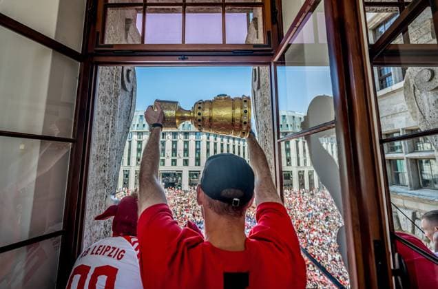 The team of RB Leipzig signs the Golden Book of the City of Leipzig in the new city hall, here goalkeeper Peter Gulacsi shows the fans on the forecourt the cup reception RB Leipzig after the DFB Cup Final 2023 against Eintracht Frankfurt 4 June 2023 New City Hall, Leipzig Saxony Reception RB Leipzig Cup Final 2023