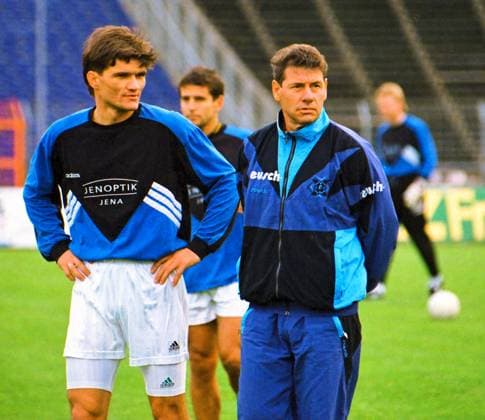 From 2 BL season 1995 96 Hannover 96 FC Carl Zeiss Jena 1 1 on 11 11 1995 In photo Jena coach Eberhard Vogel with Dejan Raickovic