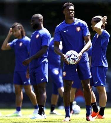 ZEIST - Denzel Dumfries during a training session of the Dutch national team, Nationalteam at the KNVB Campus on June 13, 2023 in Zeist, Netherlands. The Dutch national team is preparing for the semi-finals in the Nations League against Croatia. ANP MAURICE VAN STONE UEFA Nations League 2022 2023 xVIxANPxSportx xxANPxIVx 471519907 originalFilename: 471519907