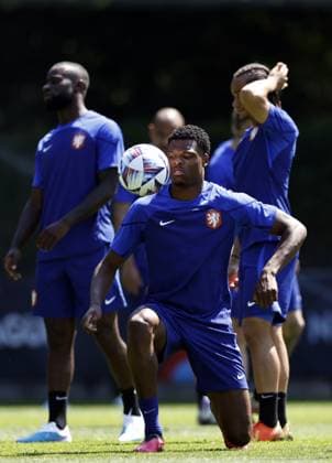 ZEIST - Denzel Dumfries during a training session of the Dutch national team, Nationalteam at the KNVB Campus on June 13, 2023 in Zeist, Netherlands. The Dutch national team is preparing for the semi-finals in the Nations League against Croatia. ANP MAURICE VAN STONE UEFA Nations League 2022 2023 xVIxANPxSportx xxANPxIVx 471519921 originalFilename: 471519921
