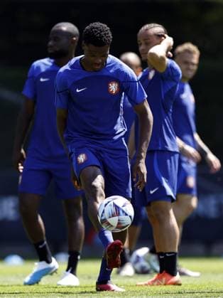 ZEIST - Denzel Dumfries during a training session of the Dutch national team, Nationalteam at the KNVB Campus on June 13, 2023 in Zeist, Netherlands. The Dutch national team is preparing for the semi-finals in the Nations League against Croatia. ANP MAURICE VAN STONE UEFA Nations League 2022 2023 xVIxANPxSportx xxANPxIVx 471519942 originalFilename: 471519942