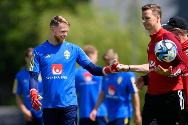 230614 Goalkeeper Viktor Johansson and goalkeeper coach Maths Elfvendal of the Swedish national football team during a training session on June 14, 2023 in Stockholm Photo Emma Wallskog BILDBYRAN COP 320 EW0212 fotboll football soccer fotball em kval uefa euro qualifier emkval em kvalifisering träning practice training sweden bbeng  Copyright: EMMAxWALLSKOG BB230614EW060