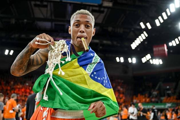 16 06 2023, ratiopharm Arena, Germany, Neu Ulm, ratiopharm ulm vs Telekom Baskets Bonn Basketball Bundesliga Playoffs Final Game 4, Yago Mateus Dos Santos ratiopharm ulm gestures, gestures, final cheer Photo H Langer, H Langer ratiopharm Arena Neu Ulm Germany 541_ ULMVBON20230616_083 Langer-541