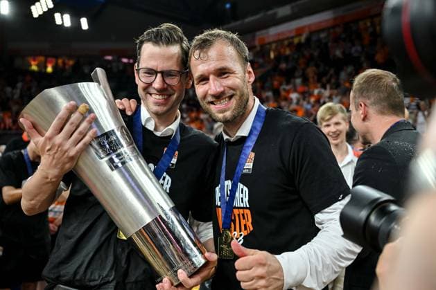 16 06 2023, ratiopharm Arena, Germany, Neu Ulm, ratiopharm ulm vs Telekom Baskets Bonn Basketball Bundesliga Playoffs Final Game 4, Sports Director Thorsten Leibenath ratiopharm ulm and Head Coach Anton Gavel ratiopharm ulm with the trophy at the championship picture Photo H Langer, H Langer ratiopharm Arena Neu Ulm Germany 541_ ULMVBON20230616_169 Langer-541