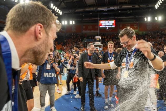 Anton Gavel Ratiopharm Ulm, head coach , Thorsten Holger Axel Leibenath, champagne shower GER, Ratiopharm Ulm vs Telekom Baskets Bonn, basketball, Bundesliga, playoffs, final, game 4, best of 5, season 2022 2023, 16 06 2023, GER, Ratiopharm Ulm vs Telekom Baskets Bonn, basketball, Bundesliga, playoffs, final, game 4, best of 5, season 2022 2023, 16 06 2023 Ulm Copyright: xEibner-Pressefoto SaschaxWaltherx EP_EER