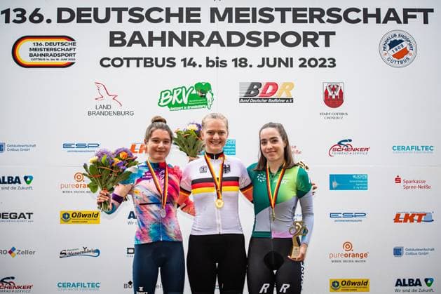 CZAPLA Justyna, DOPJANS Hanna, JÄHRIG Fabienne DM Bahn 2023 Cottbus CZAPLA Justyna GER CANYON SRAM Racing Generation Second Place DOPJANS Hanna GER RSV Irschenberg Winner First Place JÄHRIG Fabienne GER MAXX Solar ROSE Women Racing Third Place Award Ceremony Medal Ceremony Podium Landscape Event DM Bahn 2023 German Championship Category Category Cycling Track Cycling National Championship Elite Women Location Location Europe Germany Brandenburg Cottbus Discipline Scratch Distance m Date Date 17 06 2023 Saturday Day 4