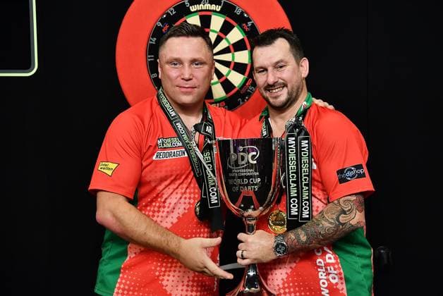 18 06 2023, xhbx, Dart World Cup of Darts, emspor, v l Gerwyn Price Wales , Jonny Clayton Wales with trophy, award ceremony cheering after end of match DFL DFB REGULATIONS PROHIBIT ANY USE OF PHOTOGRAPHS as IMAGE SEQUENCES and or QUASI VIDEO Frankfurt am Main