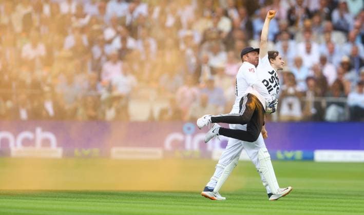 Bilder des Jahres 2023, Sport 06 Juni Sport Bilder des Tages Mandatory Credit: Photo by Kieran McManus Shutterstock (13984807ee) Just stop oil protestors run onto the field of play and throw orange powder before being stopped by England captain Ben Stokes and wicketkeeper Jonny Bairstow England v Australia, The Ashes, 2nd Test, Day One, LV= Insurance Men s Ashes Series, Cricket, Lords, London, UK - 28 Jun 2023 England v Australia, The Ashes, 2nd Test, Day One, LV= Insurance Men s Ashes Series, Cricket, Lords, London, UK - 28 Jun 2023 Copyright: xKieranxMcManus Shutterstockx 13984807ee