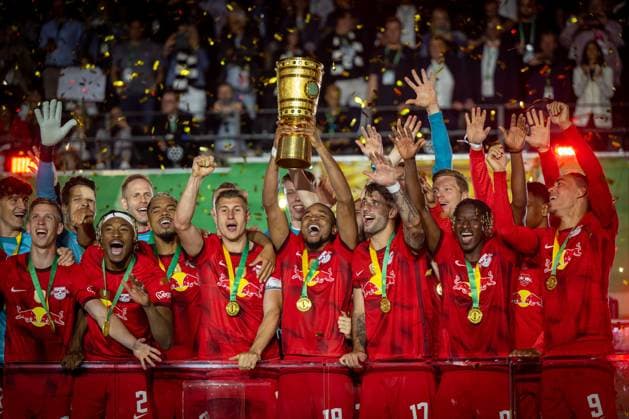Football Berlin 03 06 2023 Season 2022 2023 DFB Cup Final RB Leipzig Eintracht Frankfurt RB Leipzig wins the DFB Cup Willi Orban Leipzig, No 04 with Cup Daniel Olmo Carvajal Leipzig, No 07 Mohamed Simakan Leipzig, No 02 Benjamin Henrichs Leipzig, No 39 Christopher Nkunku Leipzig, No 18 Dominik Szoboszlai Leipzig, No 17 Amadou Haidara Leipzig, No 08 Yussuf Poulsen Leipzig, No 09 and other