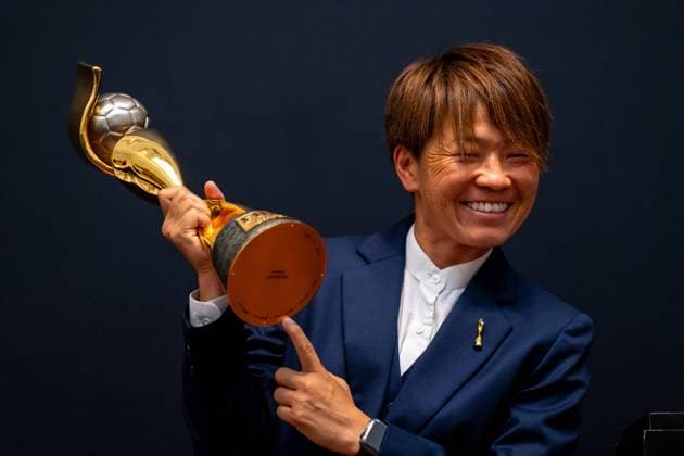 Bilder des Jahres 2023, Sport 07 Juli Sport Themen der Woche KW27 FIFA Fußball Frauen WM 2023, Trophy Tour in Adelaide Adelaide, South Australia, July 4th 2023: FIFA Womens World Cup 2011 winner Aya Miyama lifts the trophy during the FIFA Womens World Cup Trophy Tour at the Art Gallery of South Australia in Adelaide, Australia. (Noe Llamas SPP) Copyright: xNoexLlamas SPPx spp-en-NoLl-20230704-DSC09448
