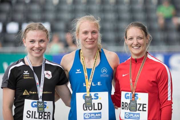 06 07 2023, Finals 2023 Detsche Leichtatlethik Meisterschaften 2023, Düsseldorf pole vault women, award ceremony, The top three Chiara Sistermann silver , Anjuli Knäsche gold , Annika Roloff bronze v li Düsseldorf, Rheinufer, Burgplat NRW Germany 20230706162310-1 Kopie