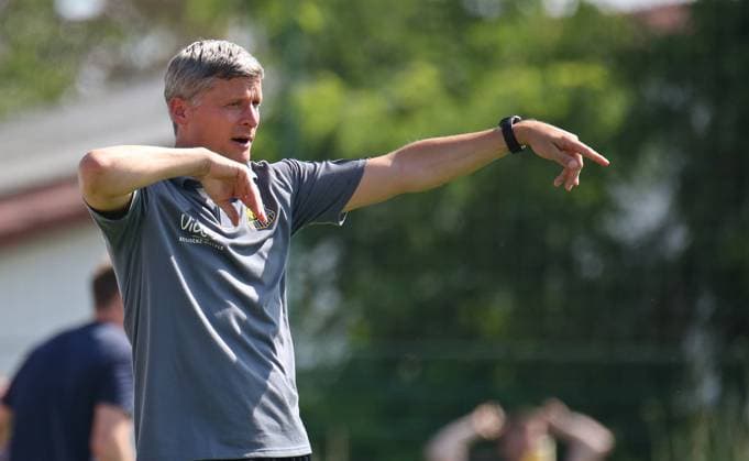 08 07 2023, football, men, test match, season 2023 2024, 1 FC Saarbrücken FSV Mainz 05 II, coach Rüdiger Ziehl 1 FC Saarbrücken gestures, gives instructions Mandelbachtal Ommersheim, grass field Saarland Germany EN